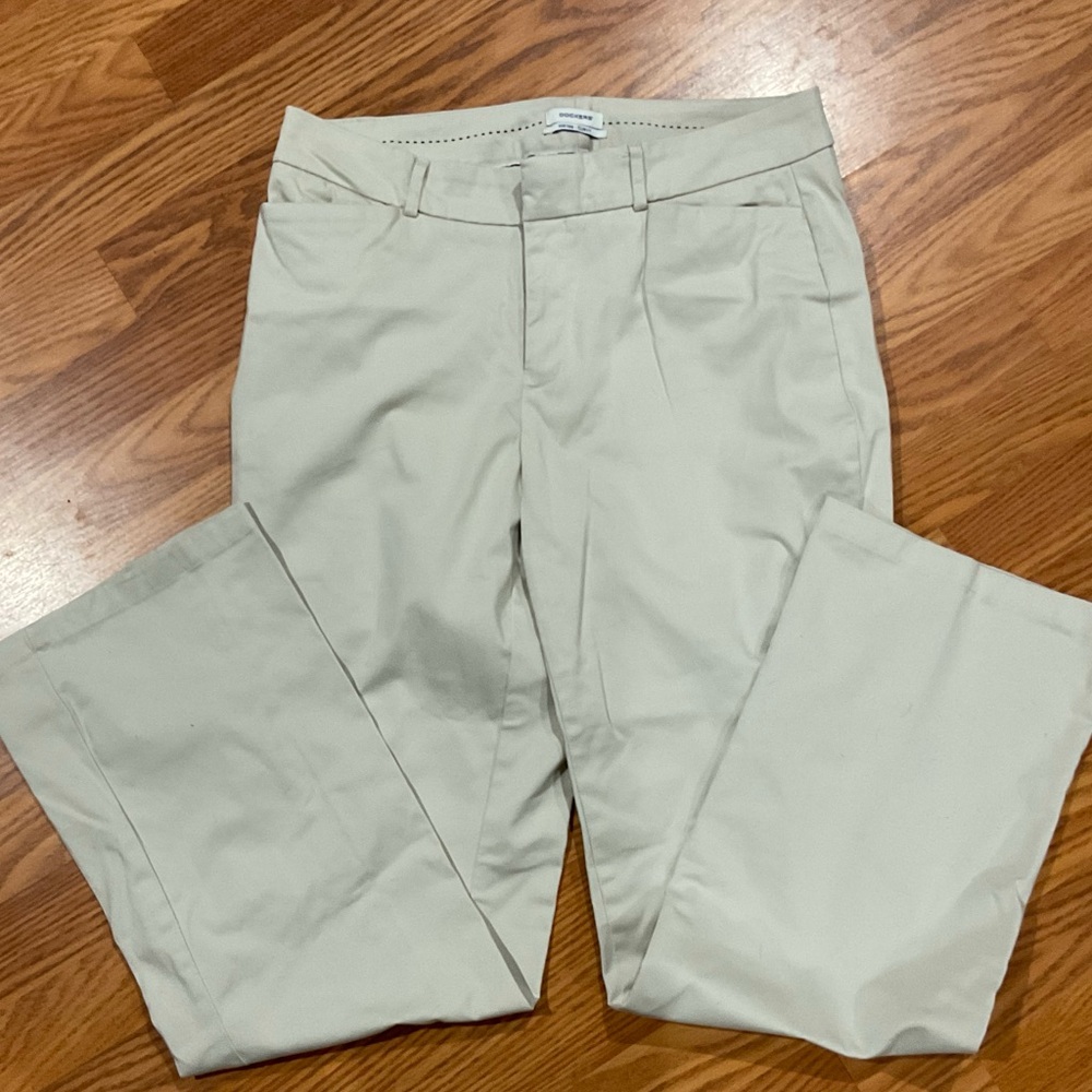 Ladies Dockers Mid rise curvy size 10M